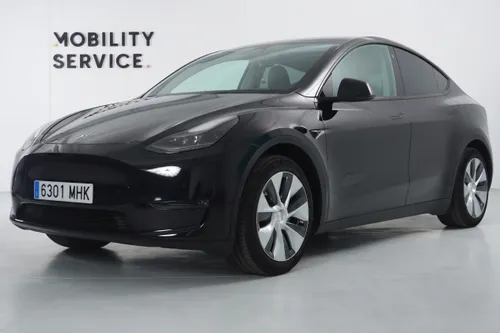 Tesla Model Y Long Range AWD negro visto de frente en tres cuartos, lado izquierdo, con llantas aerodinámicas