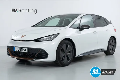 Vista frontal lateral do Cupra Born branco de 2022 em renting flexível.
