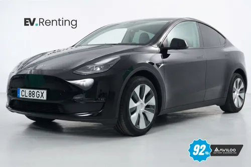 Tesla Model Y Long Range AWD preto visto de frente em três quartos, lado esquerdo, com selo AVILOO de bateria a 92 %