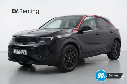 Opel Mokka-e GS Line preto visto de frente em três quartos, lado esquerdo, com selo AVILOO de bateria a 95 %