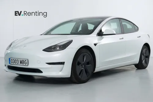 Tesla Model 3 Long Range AWD blanco visto de frente en tres cuartos, lado izquierdo