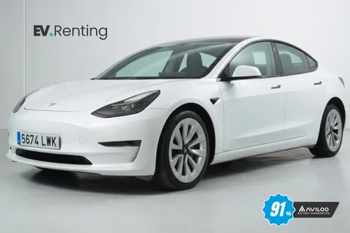 Tesla Model 3 Long Range AWD blanco visto de frente en tres cuartos, lado izquierdo, con sello AVILOO de batería al 91 %