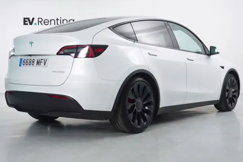 Tesla Model Y Performance blanco visto desde atrás en tres cuartos, lado derecho