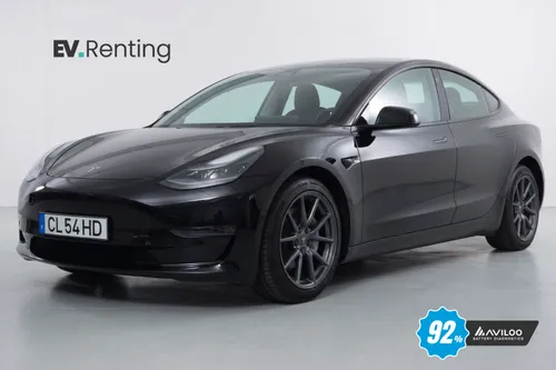 Tesla Model 3 Standard Range Plus preto visto de frente em três quartos, lado esquerdo, com selo AVILOO de bateria a 92 %