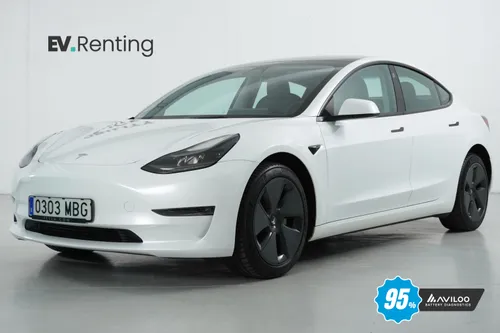 Tesla Model 3 Long Range AWD blanco visto de frente en tres cuartos, lado izquierdo, con sello AVILOO de batería al 95 %