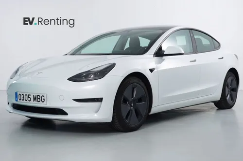 Tesla Model 3 Long Range AWD blanco visto de frente en tres cuartos, lado izquierdo, con llantas aerodinámicas grises