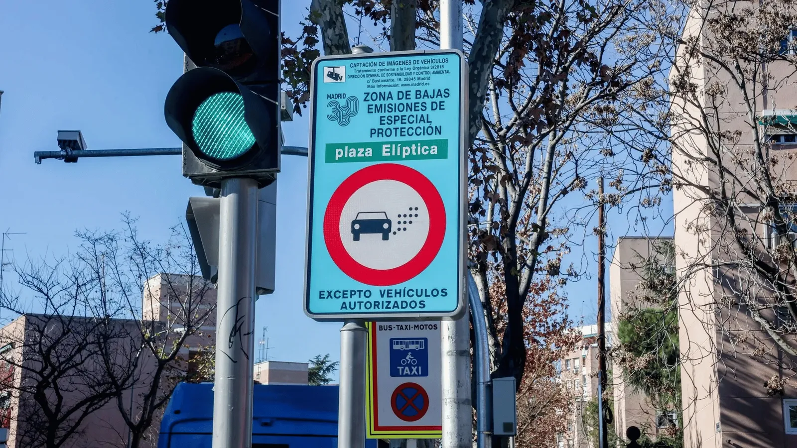 Señal de la zona de bajas emisiones de especial protección de Plaza Elíptica, en Madrid, junto a un semáforo en verde