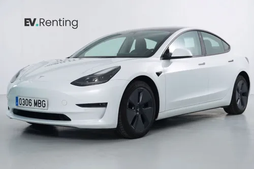 Tesla Model 3 Long Range AWD blanco visto de frente en tres cuartos, lado izquierdo, con llantas aerodinámicas grises