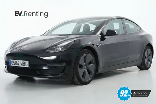 Tesla Model 3 Long Range AWD negro visto de frente en tres cuartos, lado izquierdo, con sello AVILOO de batería al 92 %